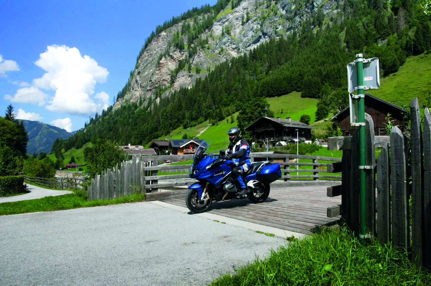 Motorrad auf der Holzbrücke über die Großarler Ache Motorrad auf der Holzbrücke über die Großarler Ache