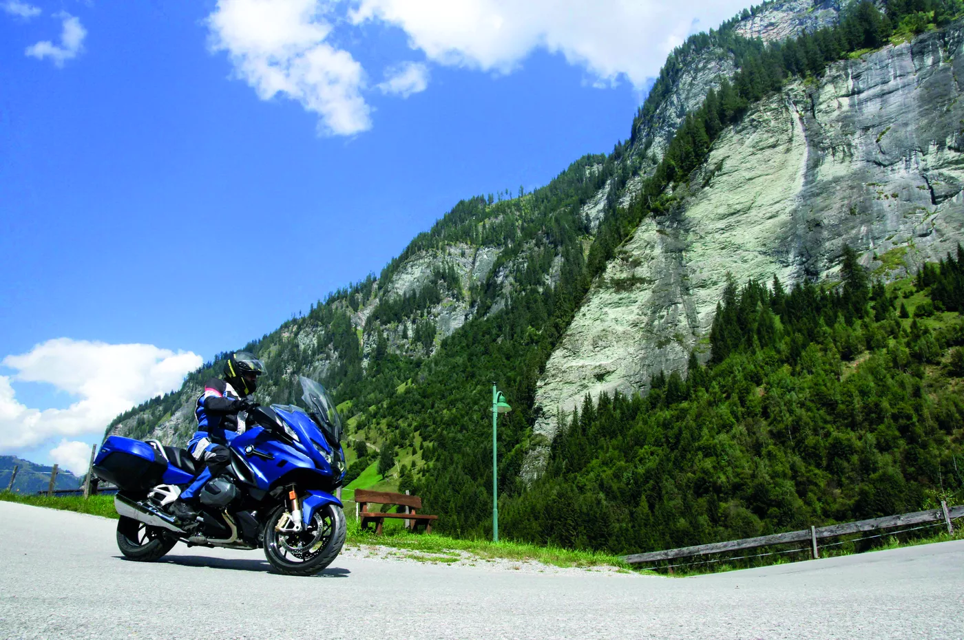 Motorrad vor einer steilen Felswand in einem Nebental der Hohen Tauern Motorrad vor einer steilen Felswand in einem Nebental der Hohen Tauern