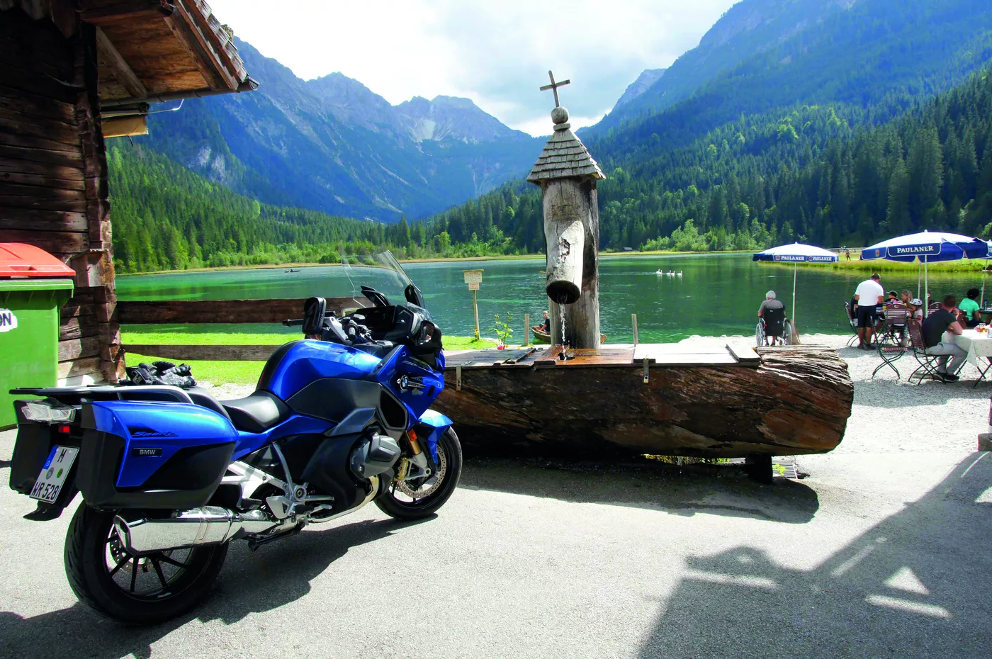 Motorräder an einem Bergsee mit Wegkreuz und Rastbank Motorräder an einem Bergsee mit Wegkreuz und Rastbank